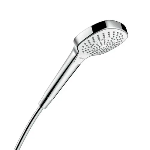 Handbrause mit glatter, ovaler Kopfpartie und integrierten Düsen, gefertigt von Hansgrohe. Der Griff ist ergonomisch gestaltet und hat einen flexiblen Schlauch.